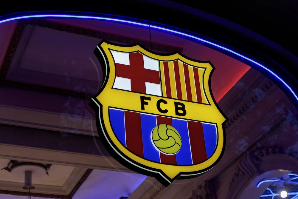 Logotipo del FC Barcelona frente a su tienda oficial