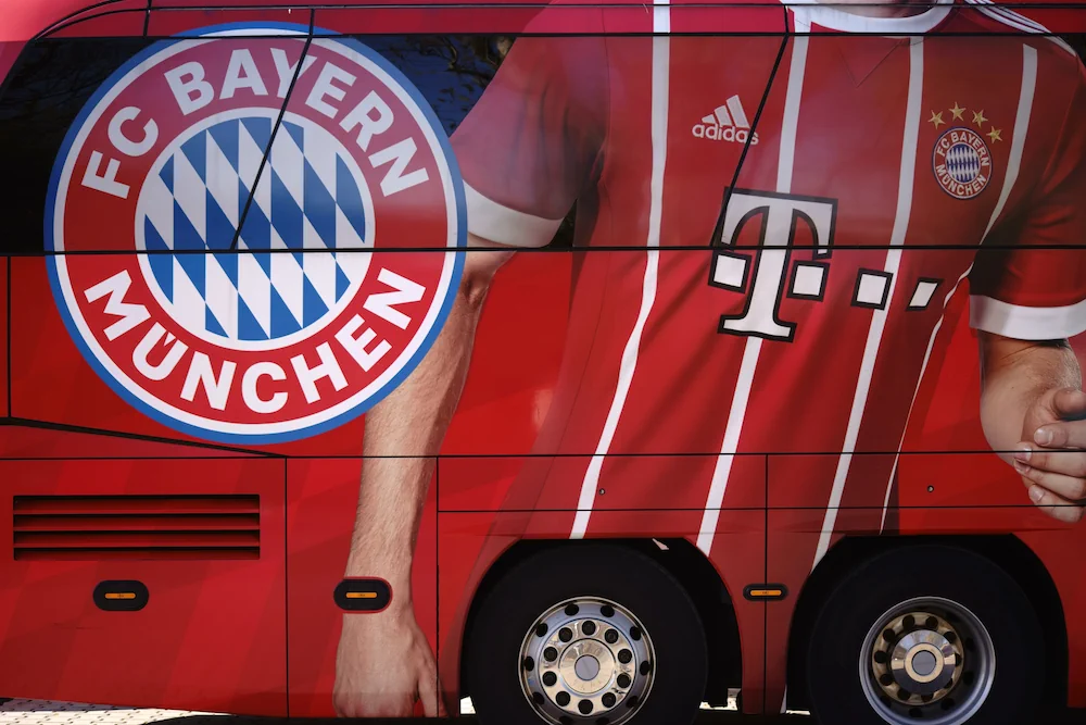 Logotipo del Bayern Múnich en un autobús del equipo