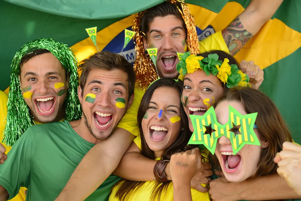 Brasileños felices riendo hasta el banco