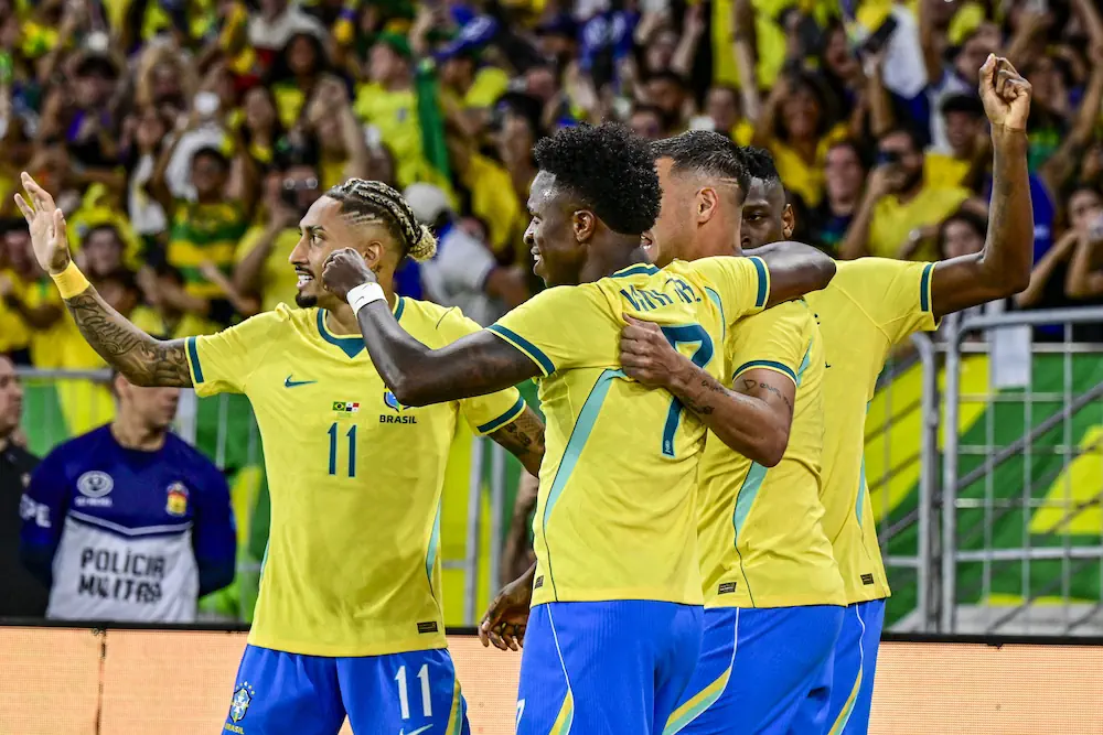 Jugadores brasileños celebran un gol