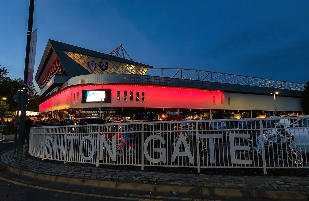 Exterior del estadio del Bristol City FC, Ashton Gate, en una noche oscura