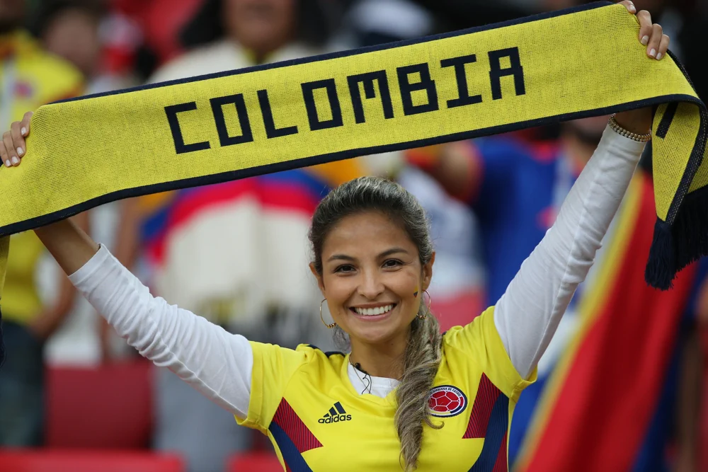 Aficionado colombiano sosteniendo una bufanda