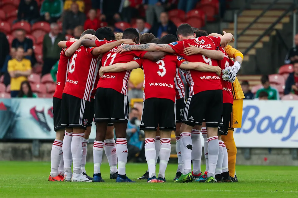 Jugadores del Derry City animándose mutuamente antes de un partido