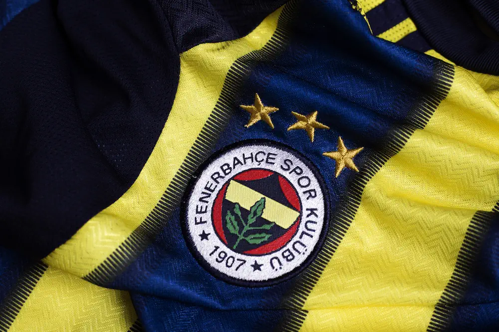 Logo del Fenerbahce en la camiseta