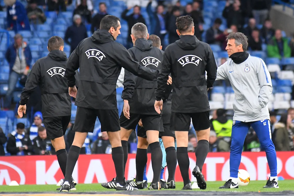 Gianfranco Zola aparece aquí como entrenador asistente del Chelsea.