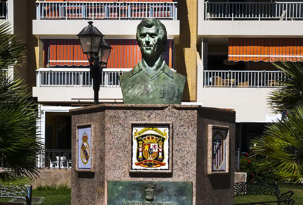 Estatua de Juanito en Fuengirola, donde nació