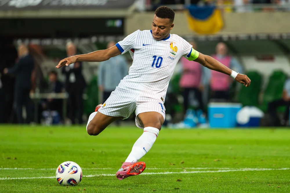 Kylian Mbappé lanza un disparo