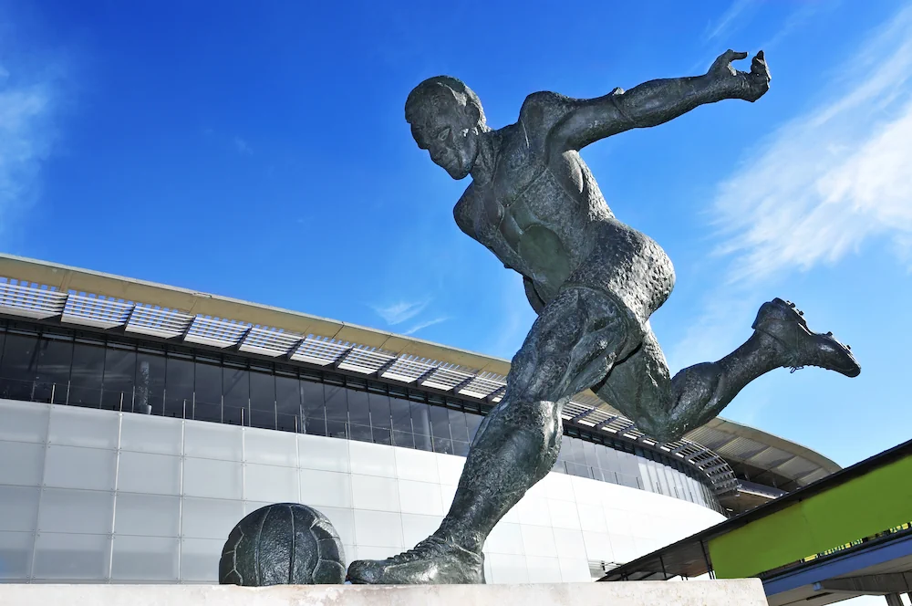 Escultura de Laszlo Kubala frente al Camp Nou