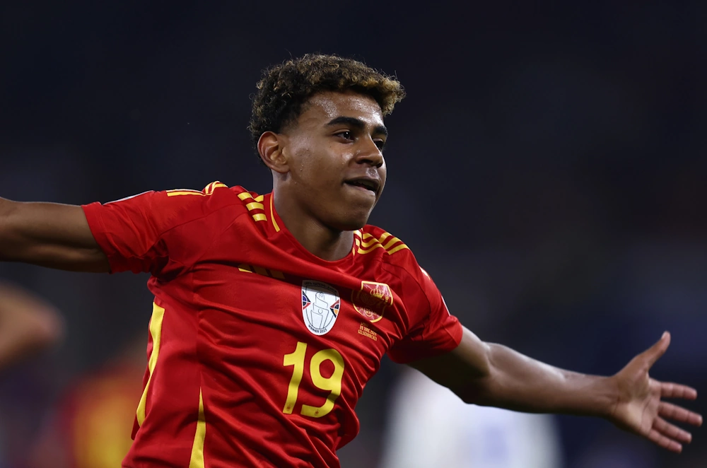 Lamine Yamal después de marcar un gol con España