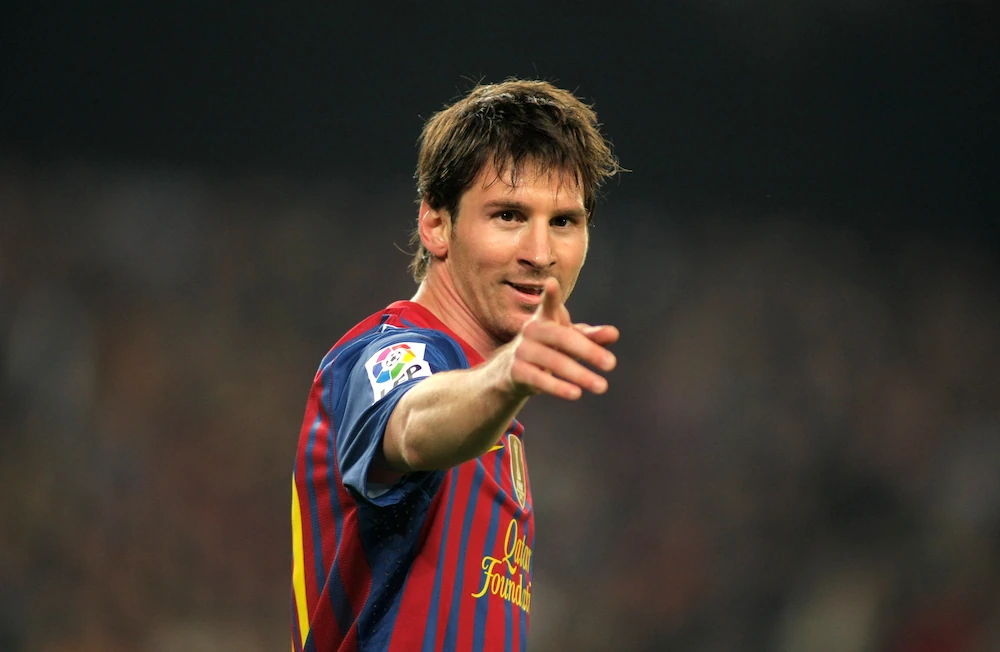 El joven Lionel Messi te señala