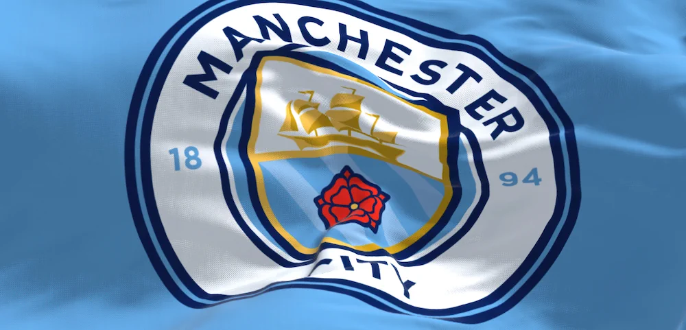 Logotipo del Manchester City en una bandera
