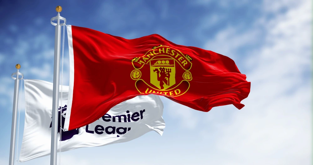 Bandera del Manchester United junto con bandera de la Premier League