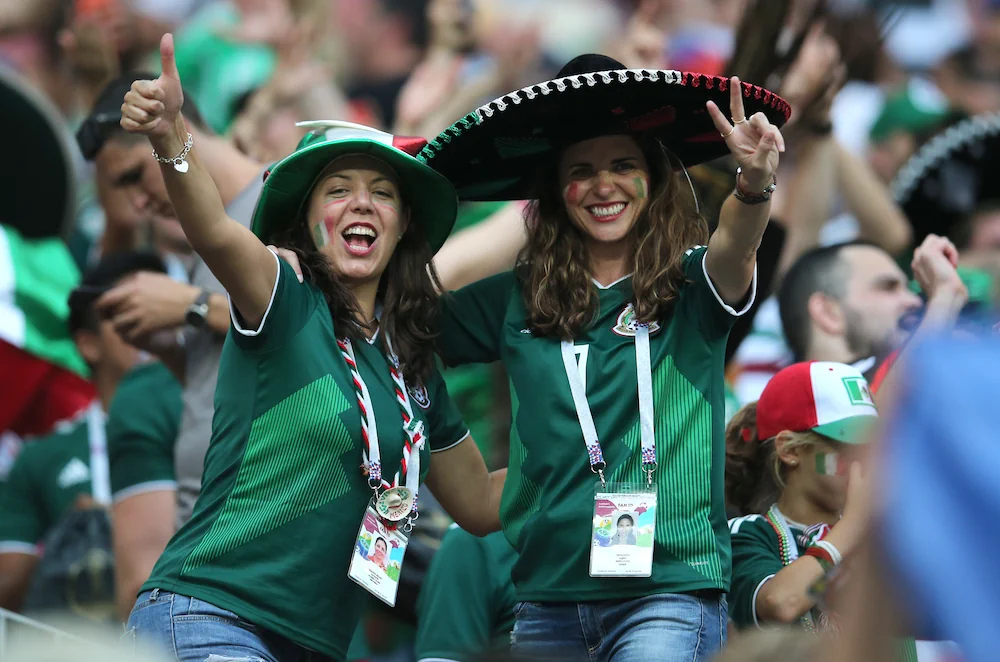 Aficionadas mexicanas al fútbol durante un partido
