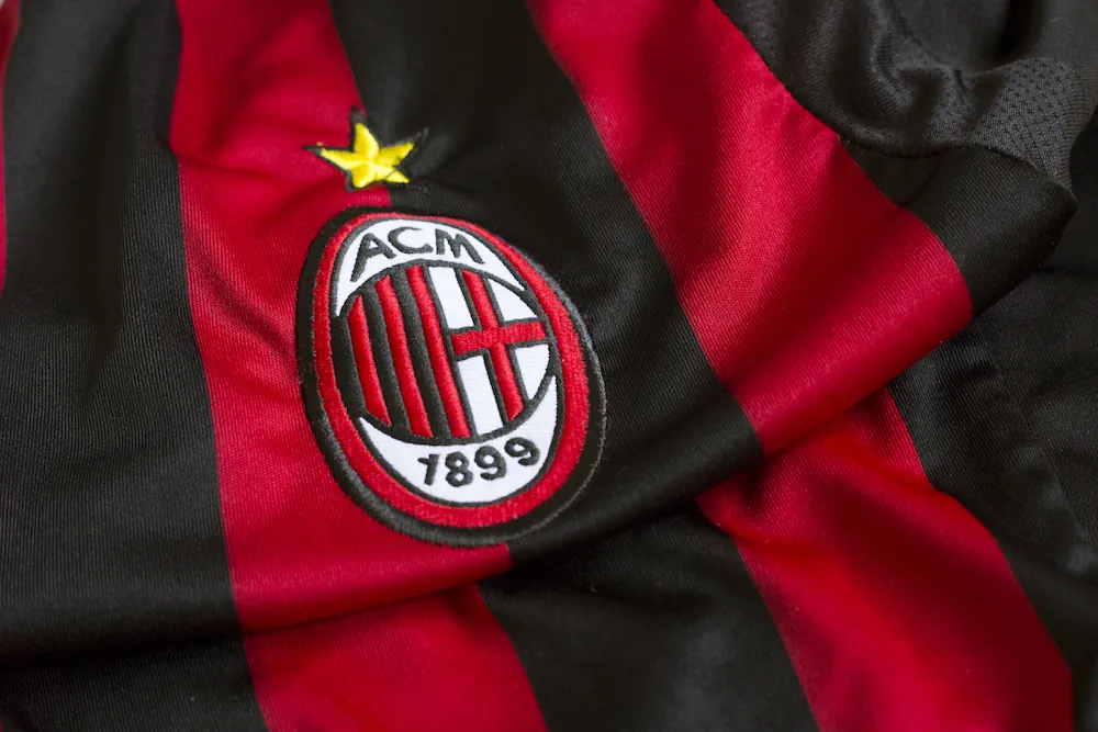Emblema del AC Milan en una camiseta de fútbol