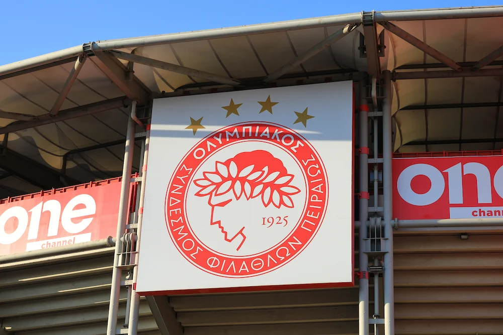 Escudo de Olympiakós en el muro del estadio Karaiskakis