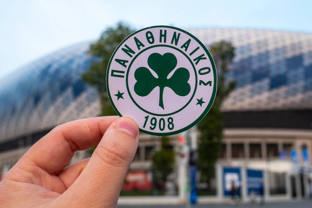 Logo de Panathinaikos frente a un estadio