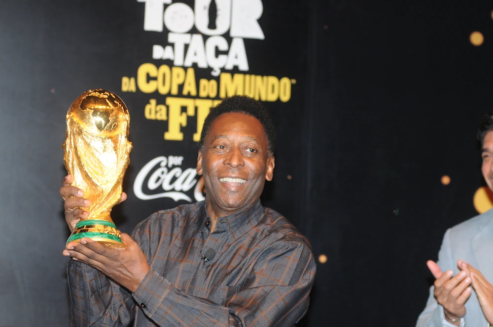 Pelé con el trofeo de la Copa del Mundo