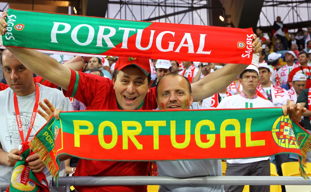 Aficionados de Portugal levantando bufandas
