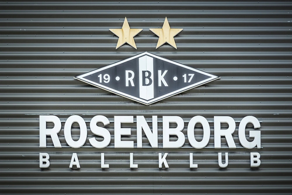 Logotipo del Rosenborg BK en la pared