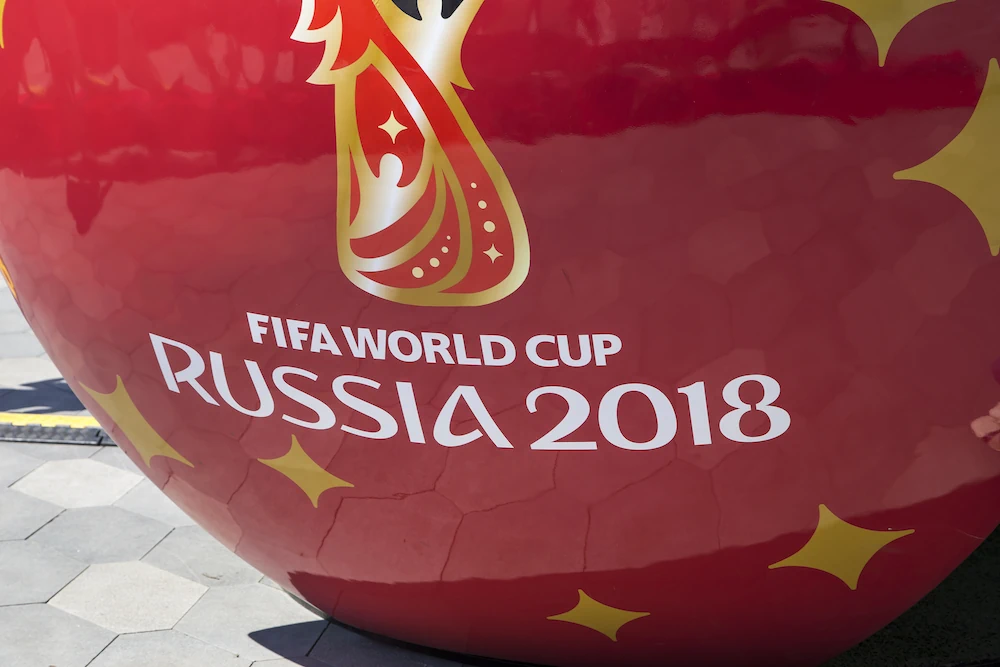 Logotipo de la Copa Mundial de la FIFA en Rusia sobre un balón brillante