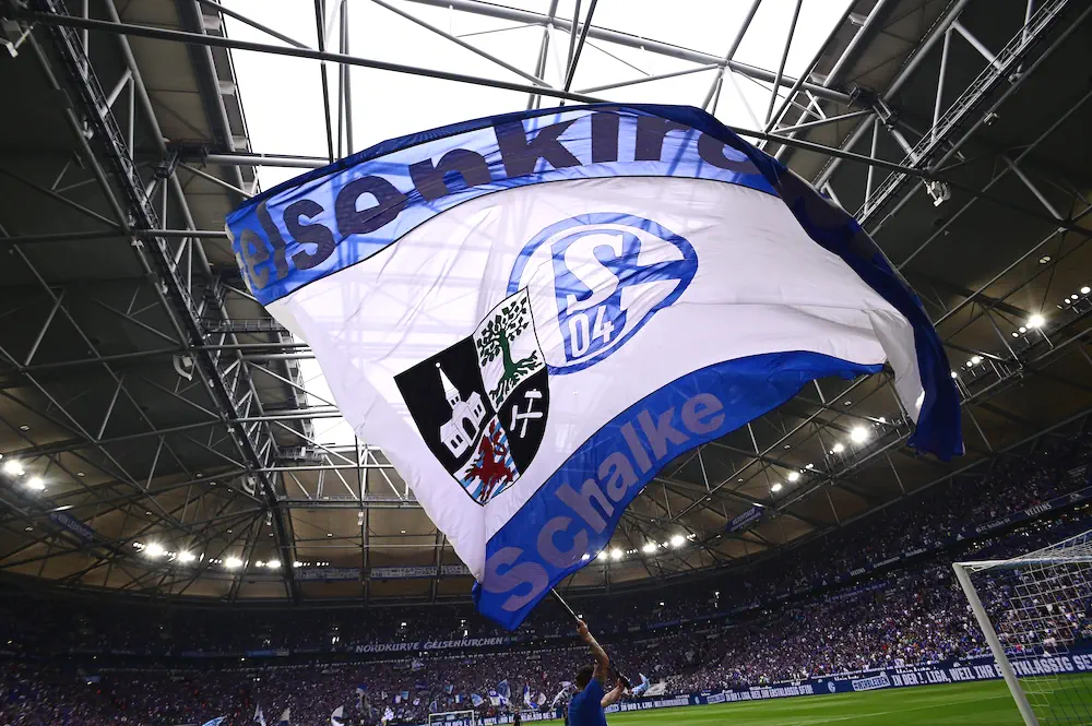 Enorme bandera del Schalke 04 dentro del estadio