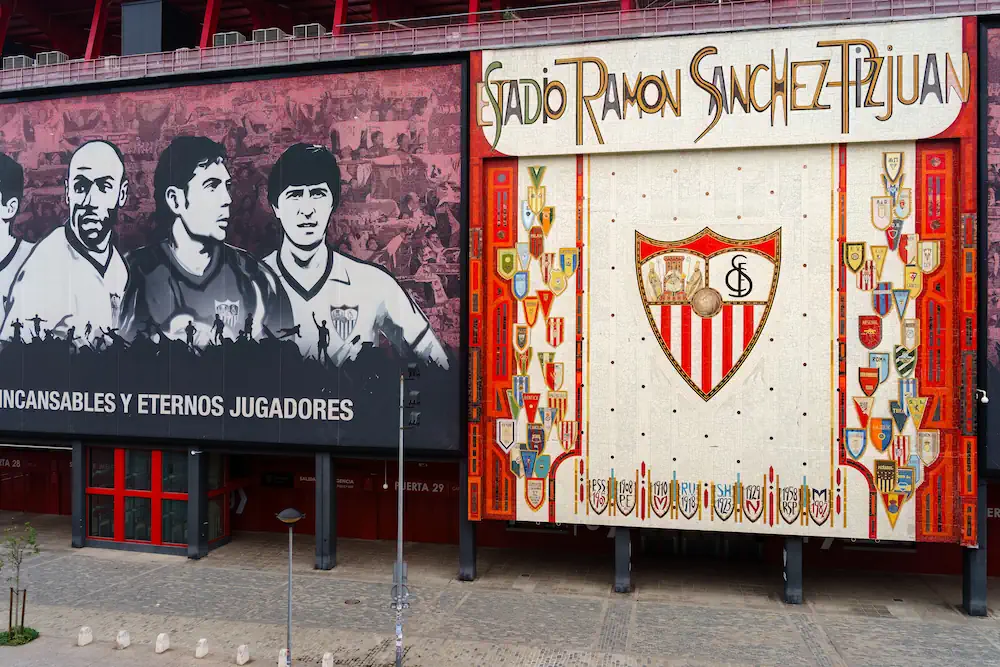 Mural en el estadio Ramón Sánchez-Pizjuán, casa del Sevilla