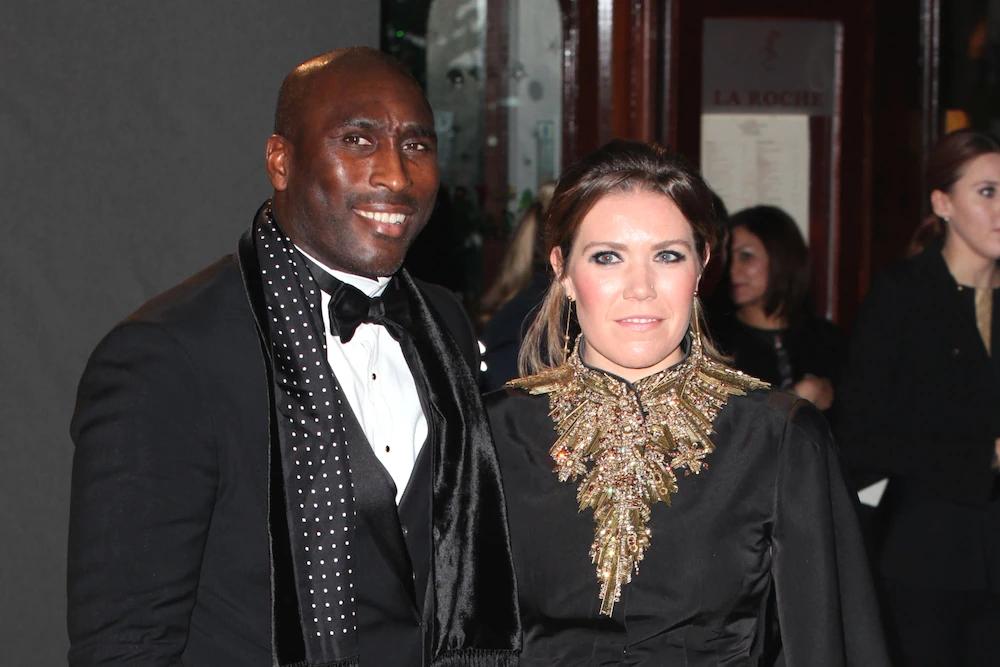 Sol Campbell con su esposa Fiona en 2013