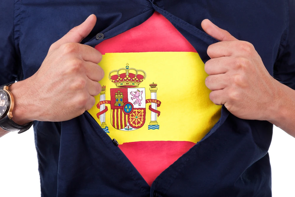 Camisa con la bandera española debajo de la camisa