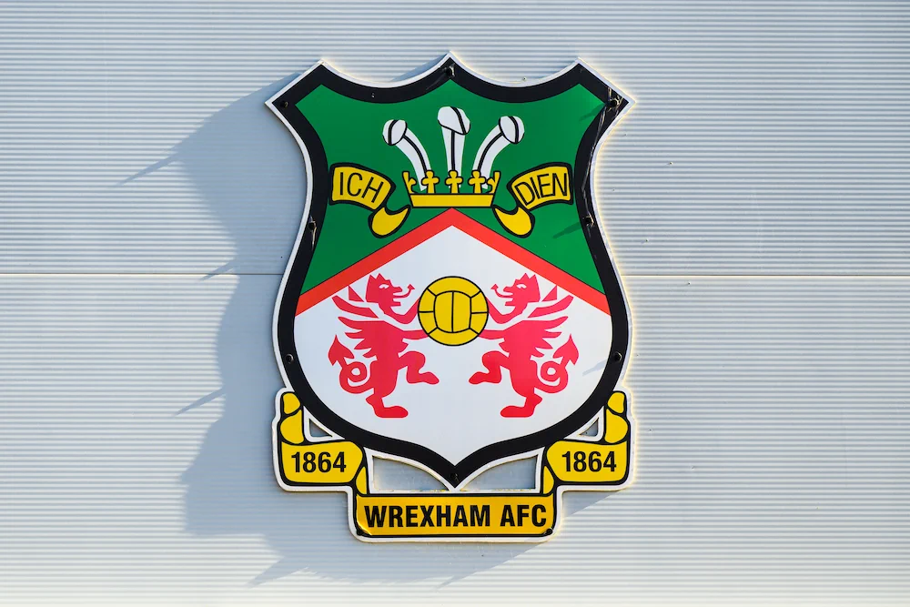 Escudo del Wrexham en una pared
