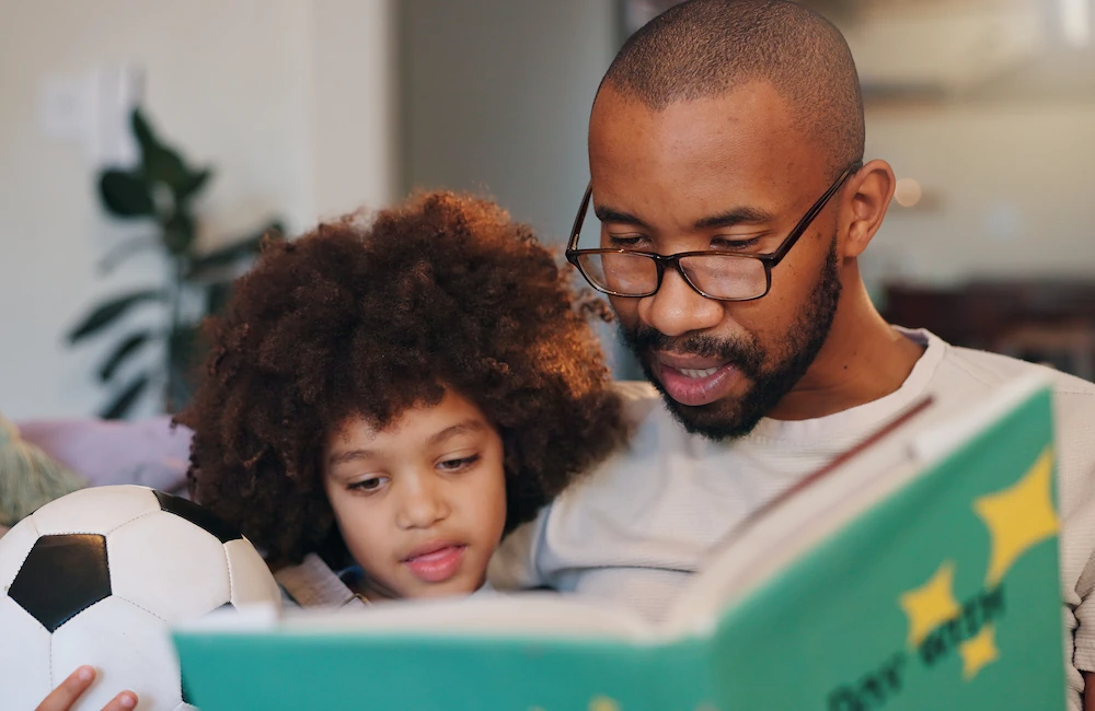 Hombre, niño, fútbol y un libro, todo reunido en una imagen sorprendentemente increíble